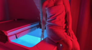 Person using a cold plunge tub at a wellness spa in Lakewood Ranch, FL, enjoying cold water therapy for recovery, circulation, inflammation reduction, and overall health.